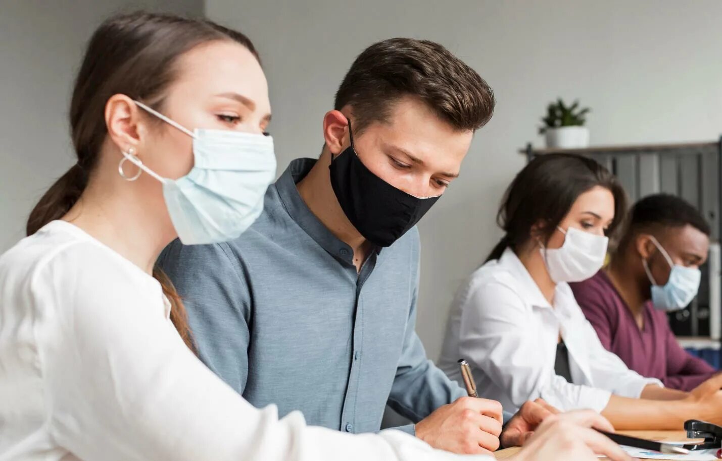 предприниматели в условиях пандемии. пандемии сотрудники. офисные работники в масках. бизнес в медицинской маске. медицинский работник в маске.