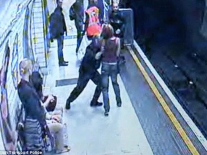 Насильник в метро. Насильник в метро в америке. Насильник в метро. Маньяк у метро кантемировская. Японские насильники в метро.