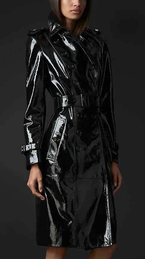 Черный кожаный тренч 2022. Лакированный плащ женский. Красный кожаный плащ. Лаковый плащ женский. Виниловый плащ.