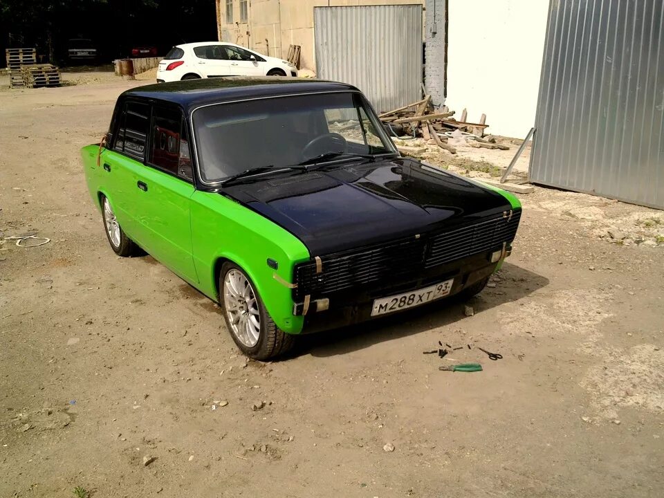 Пластидип ручки инструмент. Покраска крыши автомобиля. Машины крашены с баллончика. Смывающаяся краска для авто. Красивая покраска машины.