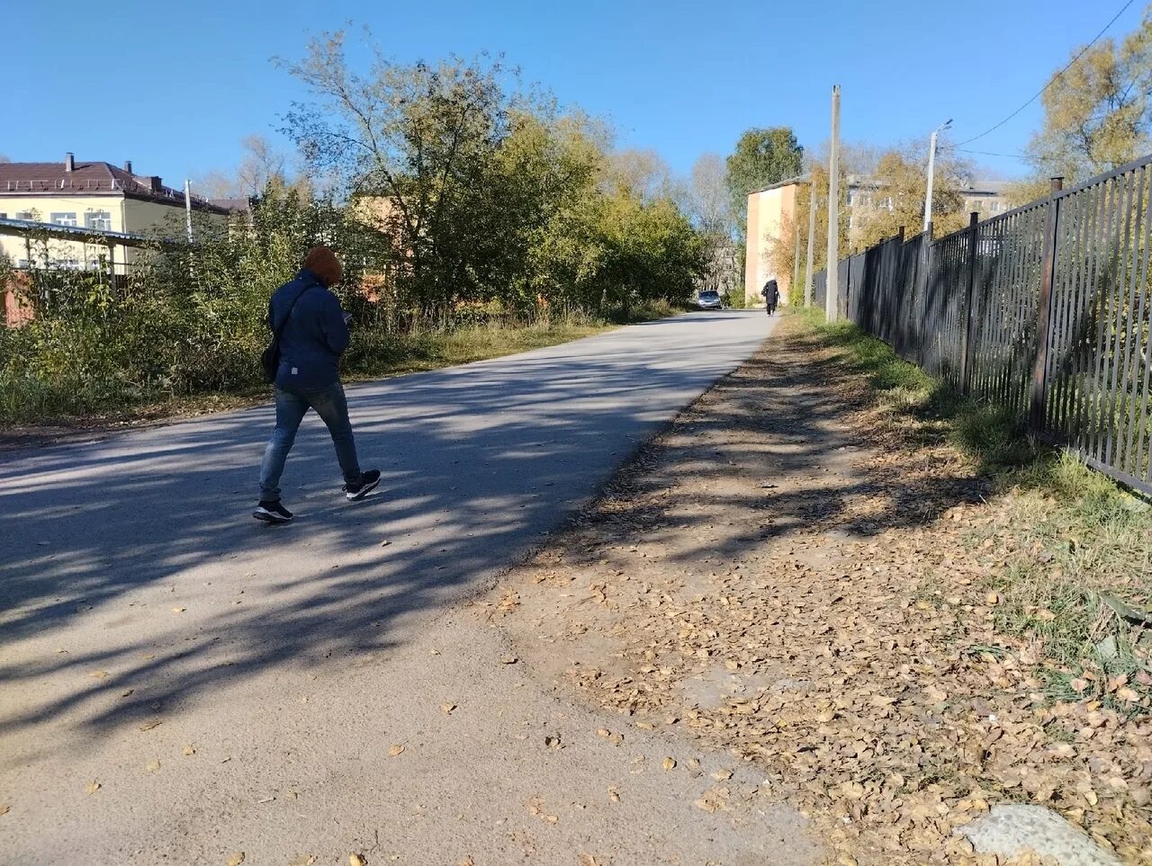 Пешеход. Город пешеходы. Плохой тротуар у школы. Теперь на одного пешехода меньше.