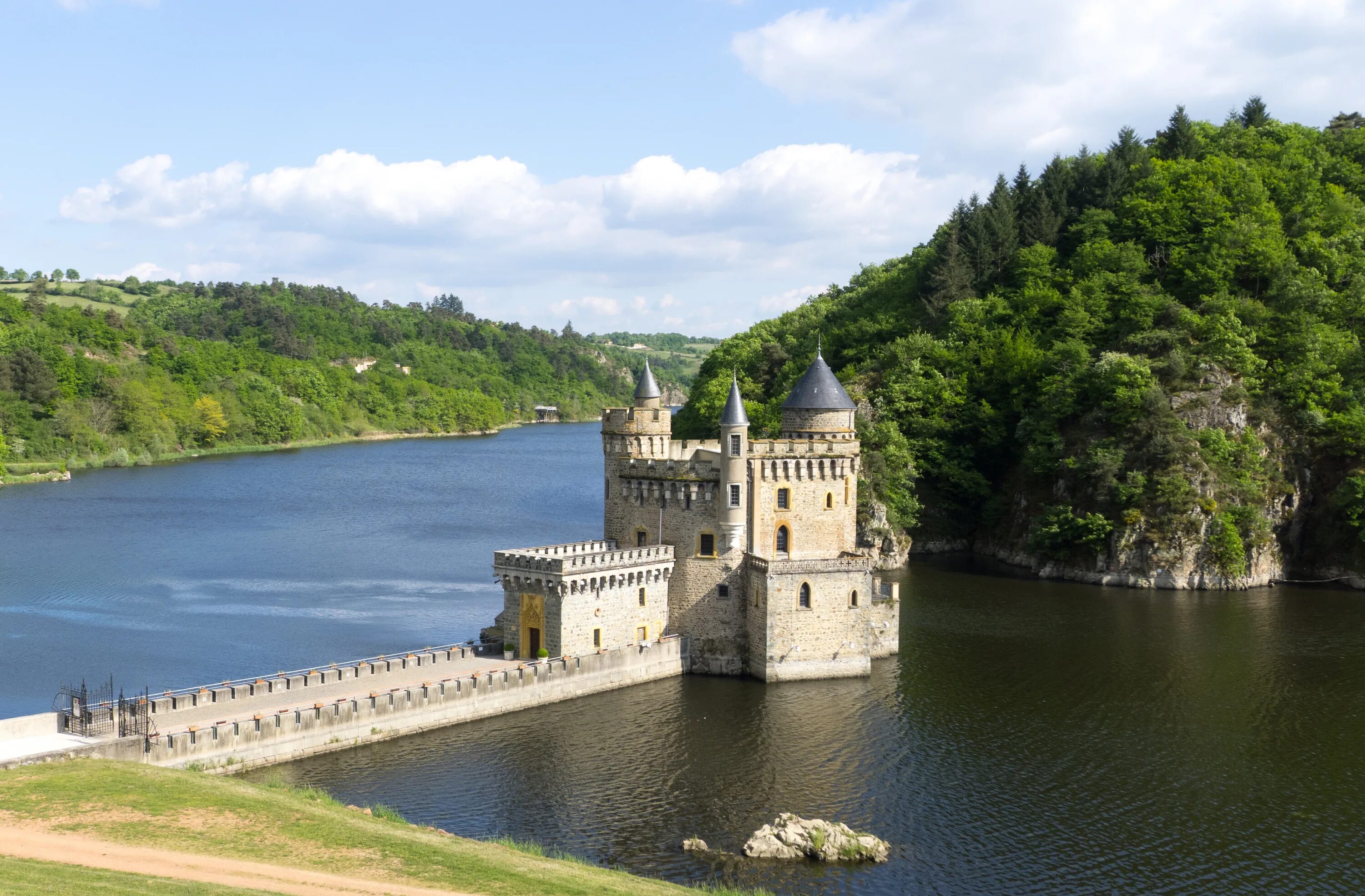 Река франции 2 букв. La Loire замок Франции. Замок Шато-де-ла-Рош, Франция. Река Луара во Франции. Замок на реке Луара.