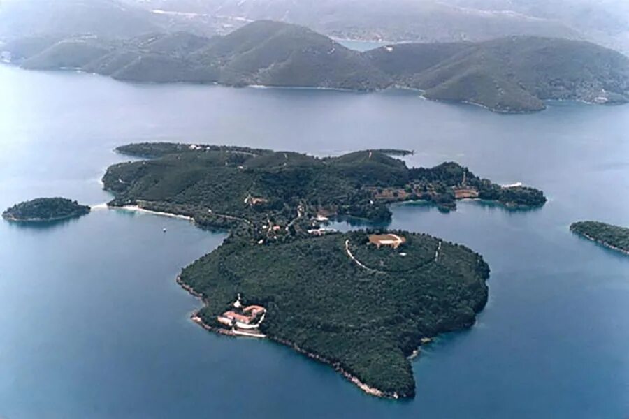 Остров скорпиос в ионическом море. Скорпиос остров в греции. Остров скорпиос склеп онассис. Остров скорпиос онассиса. Частный остров скорпиос.