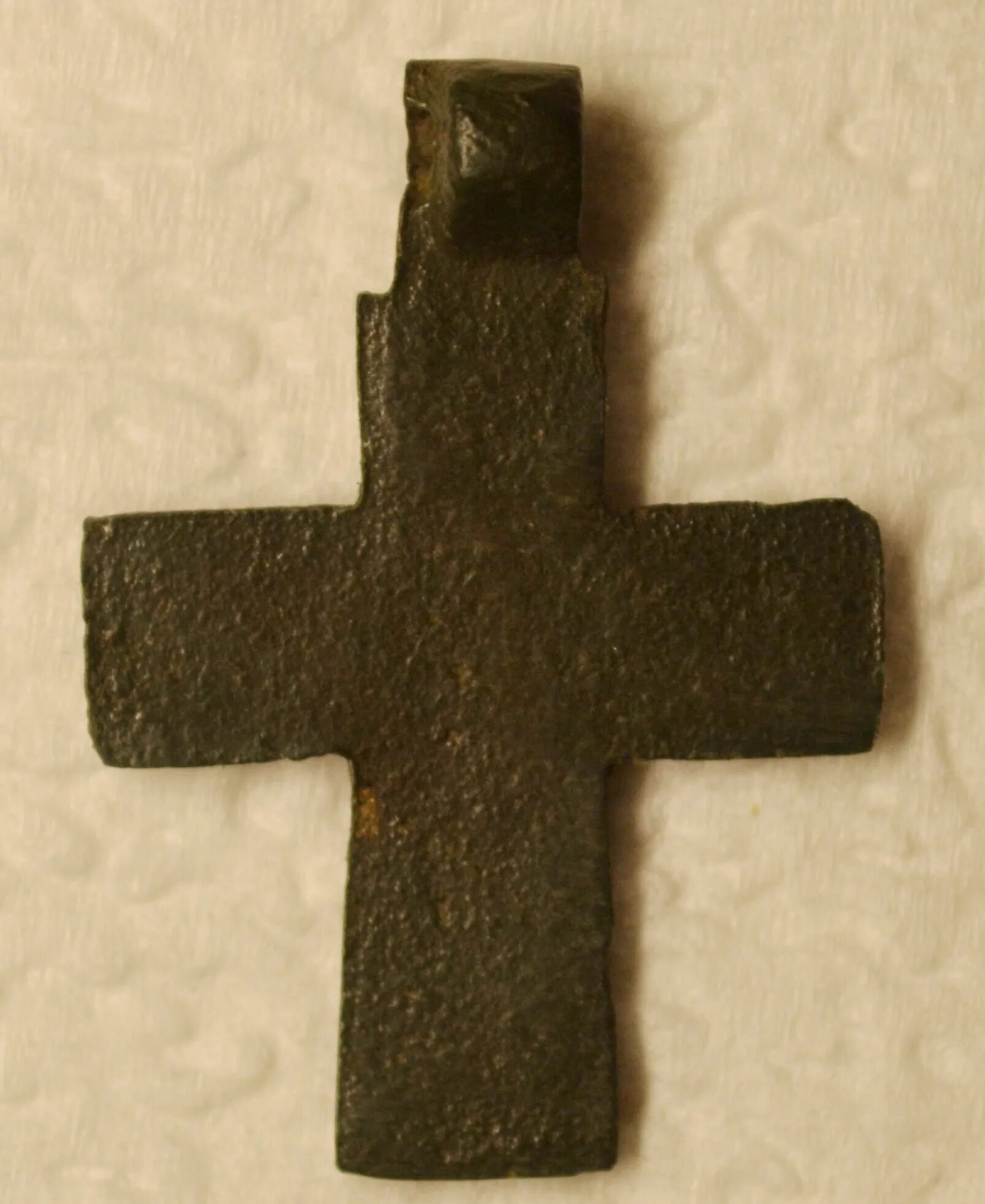 Крест корсунчик 12-14 век. Наперсный крест 14 век. Нательные кресты 14 века. Нательный крестик 14 века.