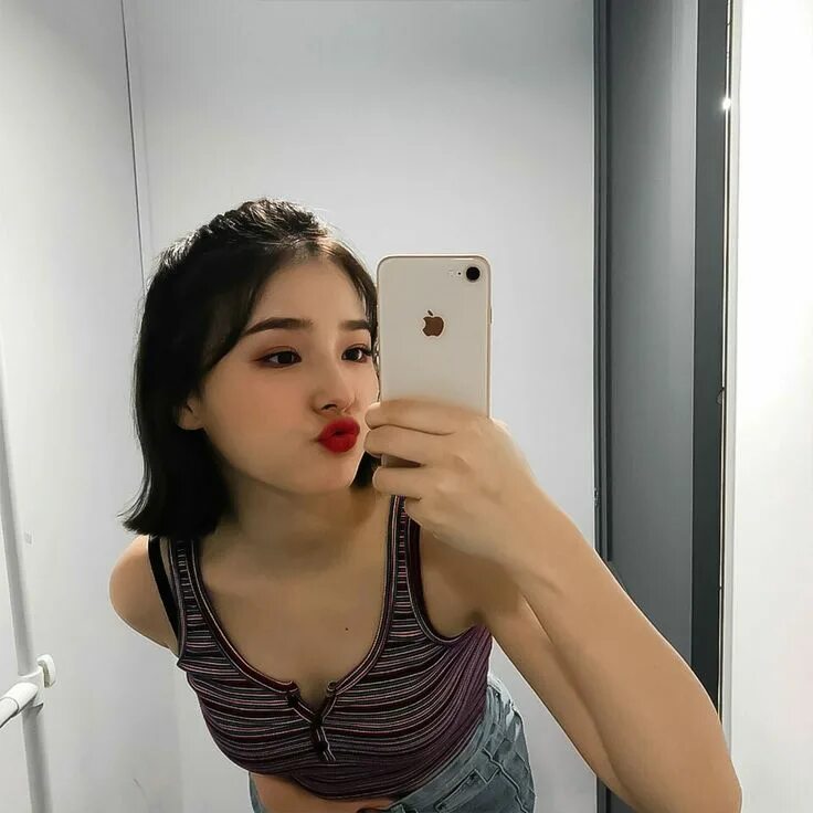 Home selfie. Nancy MOMOLAND leaked. Nancy Mcdonie скандал.