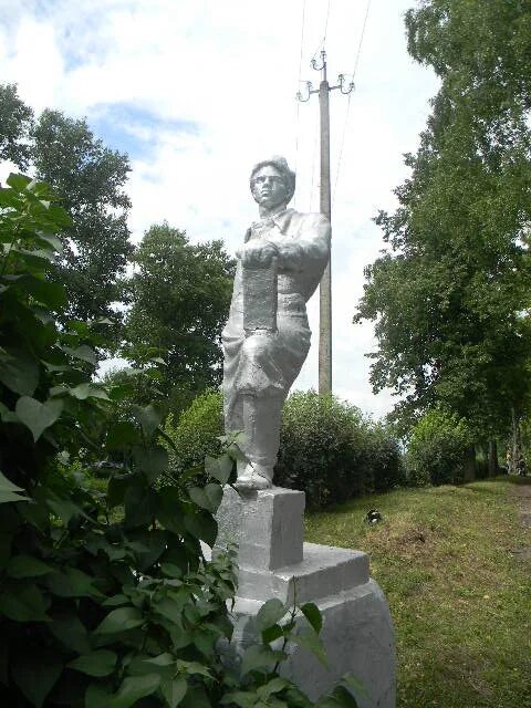 Погода на неделю в любиме ярославской. Памятник Лермонтову в Любиме Ярославской области.