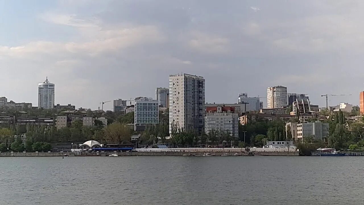 Вид ростова на дону с левого берега. Левый берег дона ростов набережная. Набережная ростова-на-дону правый берег. Левбердон ростов. Восточное побережье днепра в районе киева,.
