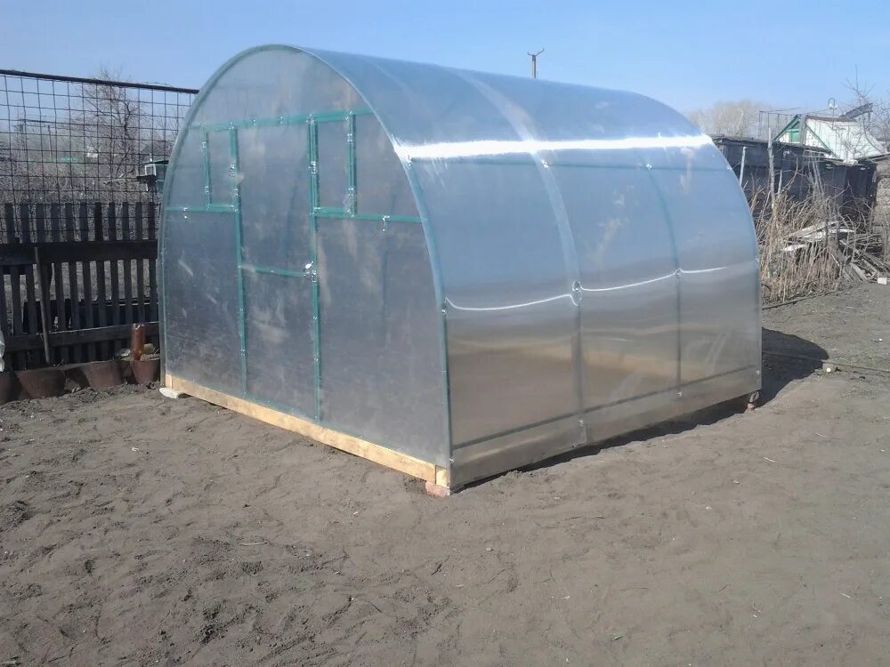 теплица фазенда-4 стандарт оц65. огородник теплицы. мужчина в огороде. огородник теплицы. теплицы агросфера прямостенная.