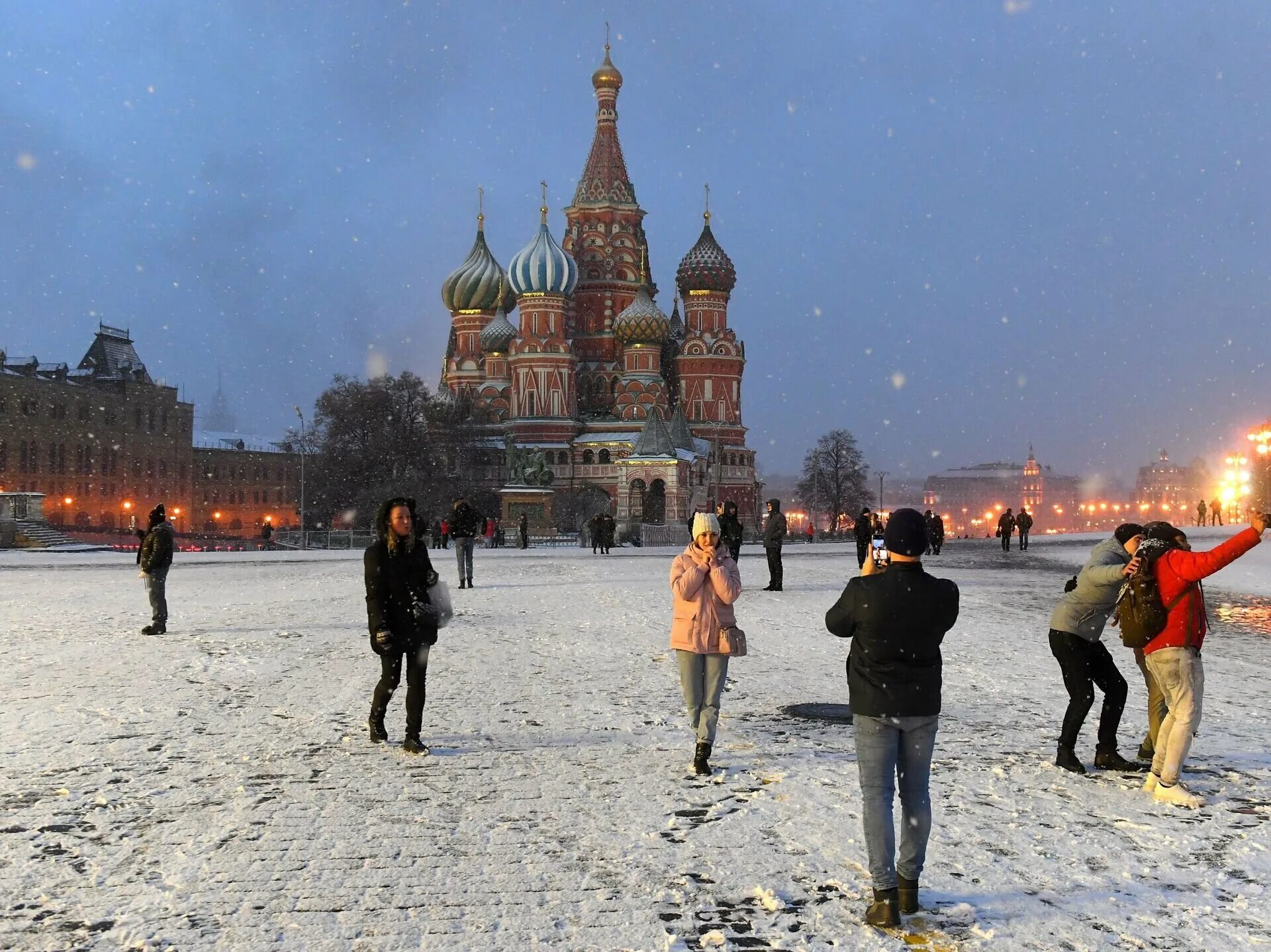 Посетить москву зимой. Красная площадь в снегу. москва зимой. красная площадь зима. снегопад на красной площади.