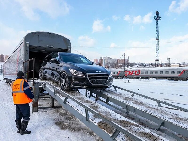 Вагон автомобилевоз РХМ. Автомобилевоз. Автомобилевоз РЖД. Перевозка автомобиля на поезде.