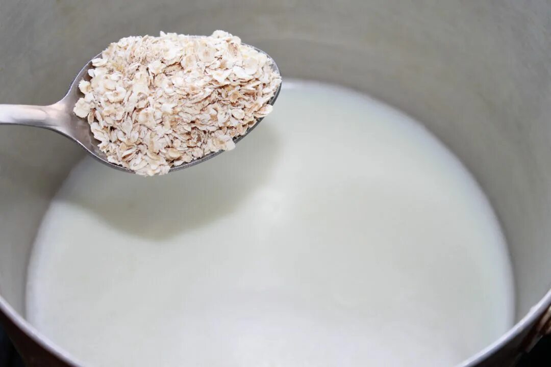 Как сварить овсяные хлопья на воде. Отвар овса. Как сварить овсяные хлопья на воде. Как заварить овсянку. Как сварить овсяные хлопья на воде.