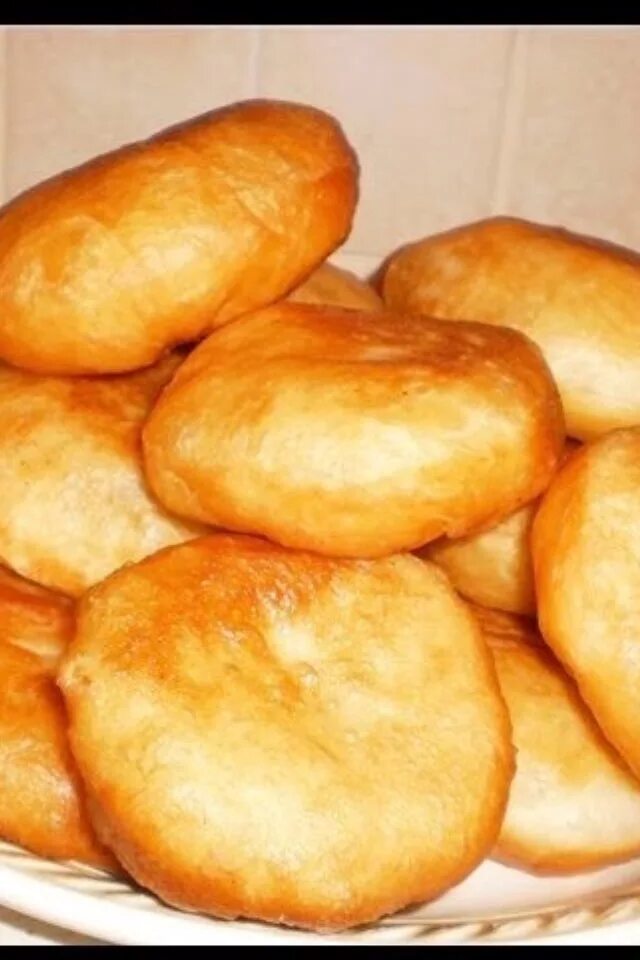 Тесто на беляши дрожжевое. Тесто для беляшей. вкусное тесто для беляшей. тесто для беляшей дрожжевое. беляши на дрожжевом тесте.