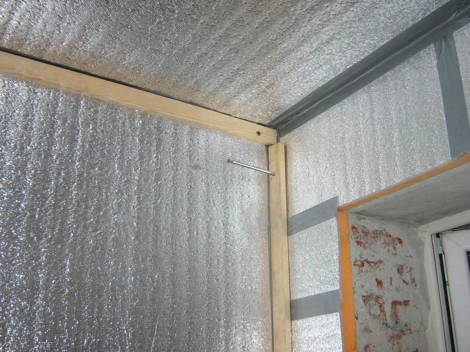 Пенофол пеноплекс пенофол. Обшивка потолка утеплителем. Теплоизоляция потолка. Пароизоляция фольгоизол. Пароизоляция фольгированным пенофолом.