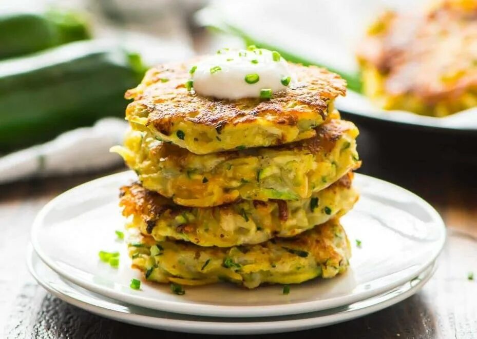 Оладьи с цукини. Оладьи из кабачков. Картофельно кабачковые оладьи. Кабачковые оладьи с зеленью. Оладушки с кабачком и сыром.