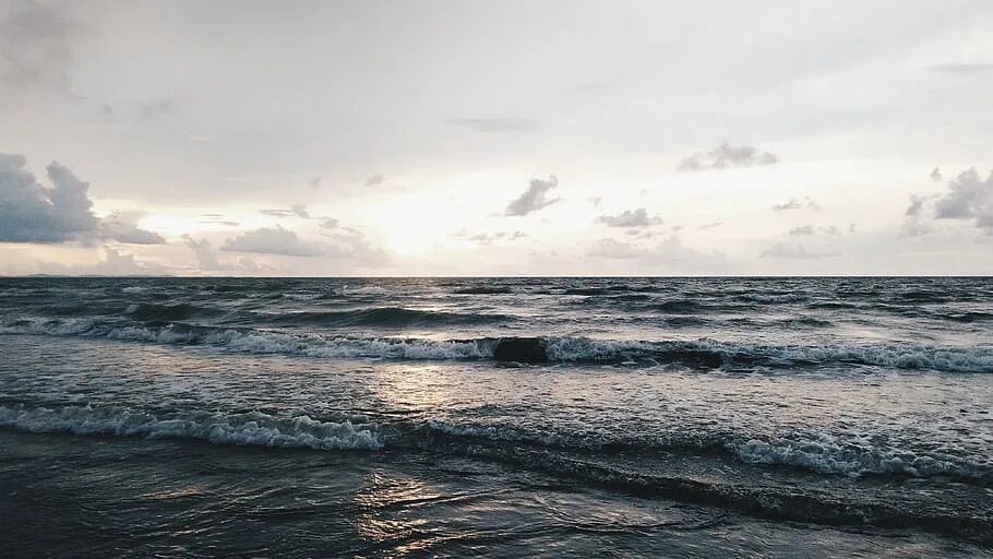 Белая волна. Море серое небо. Пляж серое небо. Время пляж. Белые волны песня