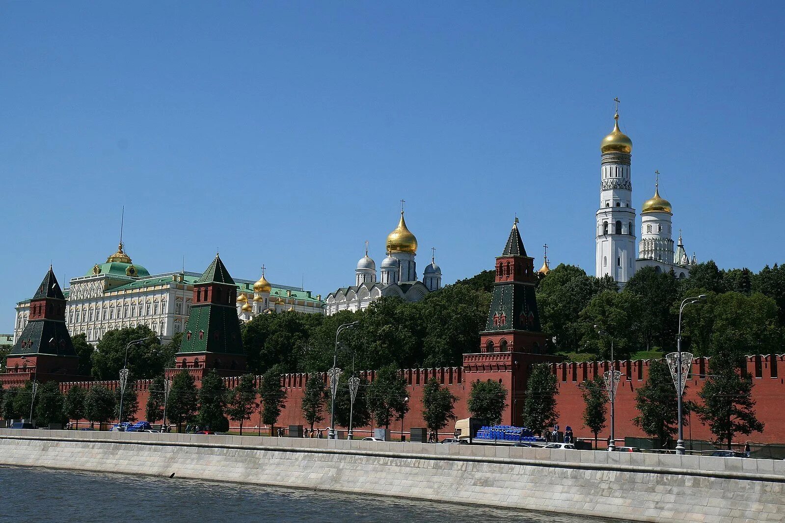 Кремлевская набережная Москва. Красная площадь Кремлевская набережная. Кремлевская набережная 1 Москва. Вид Кремля с набережной Москвы реки.