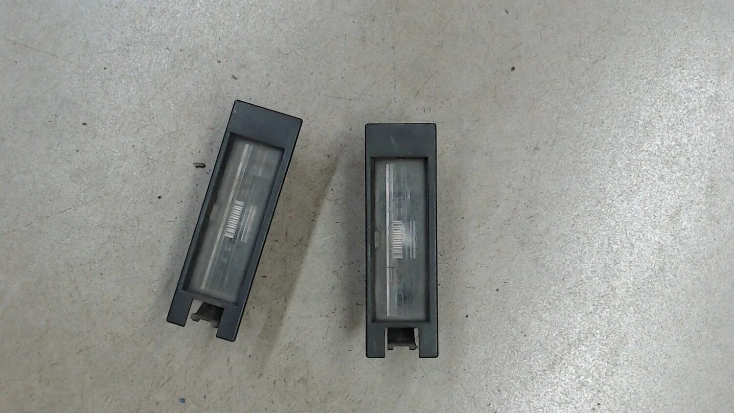 Opel omega b подсветка номера. Фонарь подсветки заднего номера опель виваро 2021. Фонарь освещения номера опель вектра б артикул. Подсветка номерного знака опель зафира. Лампа подсветки номерного знака опель астра j.