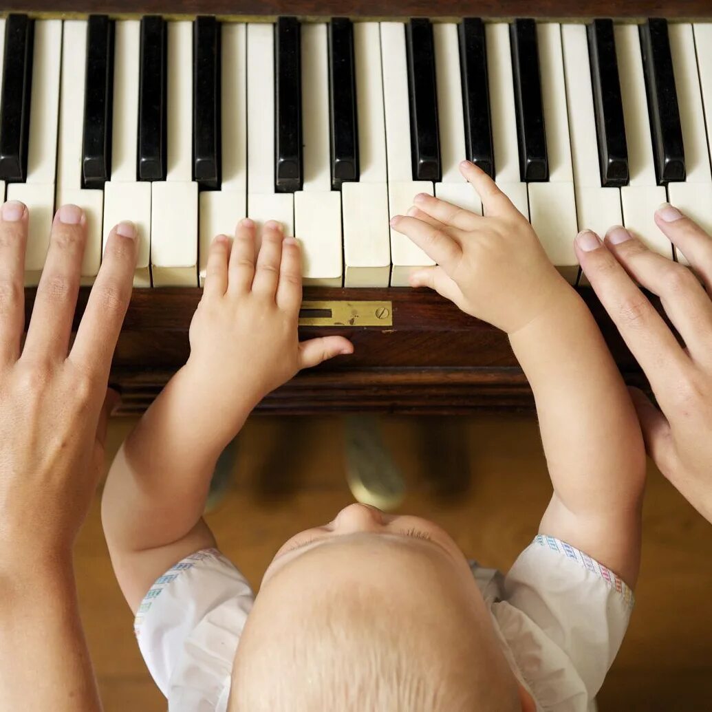 Музыкальный наставник. Музыкальное занятие. Дети на музыкальном занятии. Музыкальное развитие. Музыкальное воспитание.
