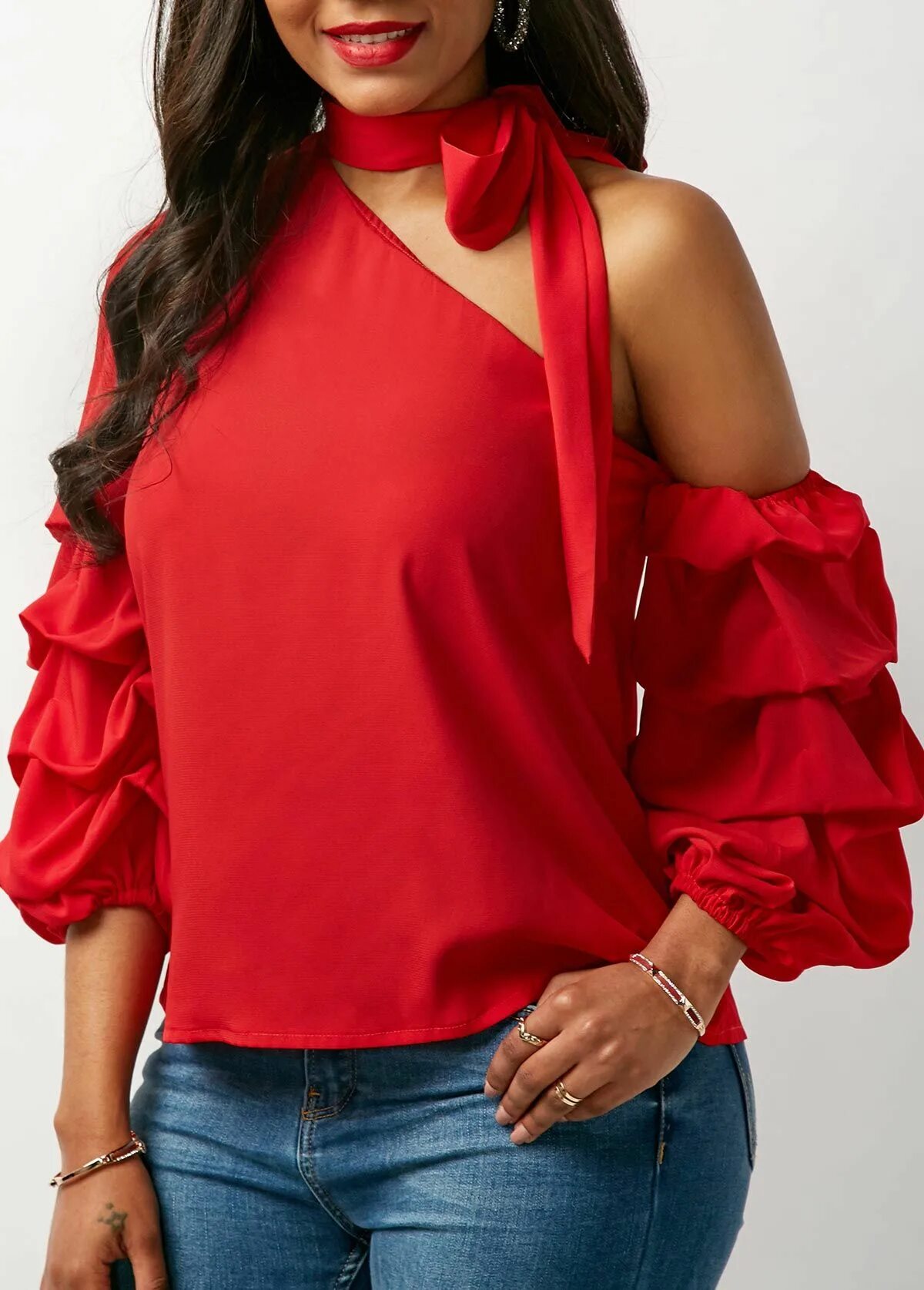 Красная блузка сочетается. Красная блузка. девушка в красной блузке. красная нарядная блузка. красная кофточка.
