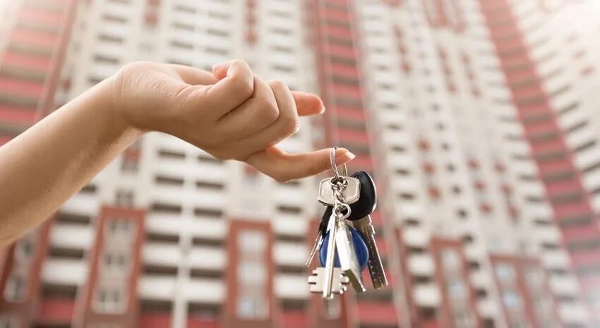 Запиши по группам ключи от квартиры. Ключи от квартиры в руке. Ключи от новой квартиры. Ключи от квартиры в женской руке. Новостройка ключи.