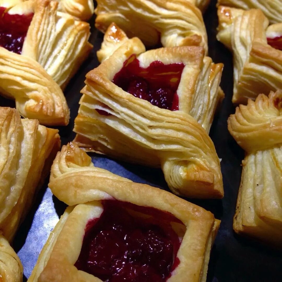 выпечка из слоёного дрожжевого теста. булочка кленовый пекан. сладкие слойки. выпечка. изделия из слоеного теста.