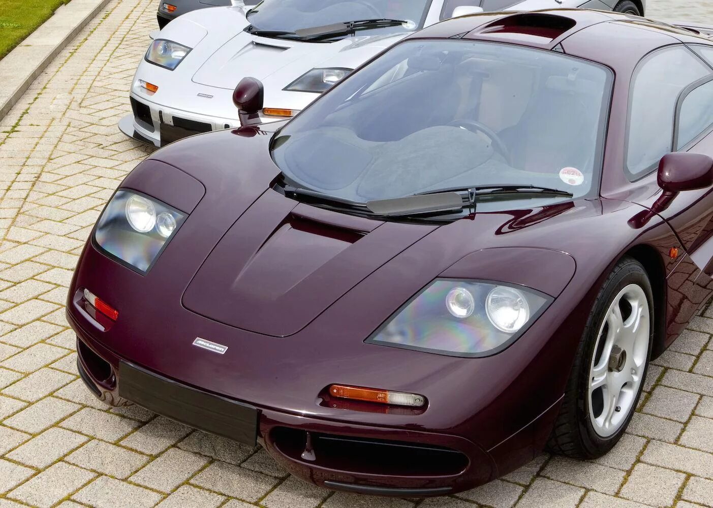 Продажа легкого автомобиля. MCLAREN f1 Аткинсон. MCLAREN f1 автомобили Великобритании. Макларен ф1 мистера Бина. MCLAREN f1 Rowan Atkinson.