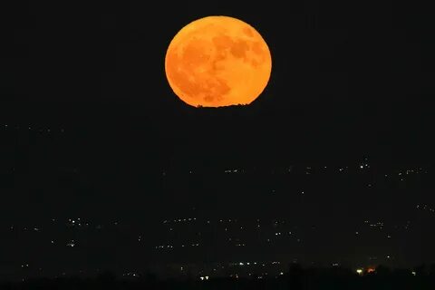 Картина луна в ночном небе.