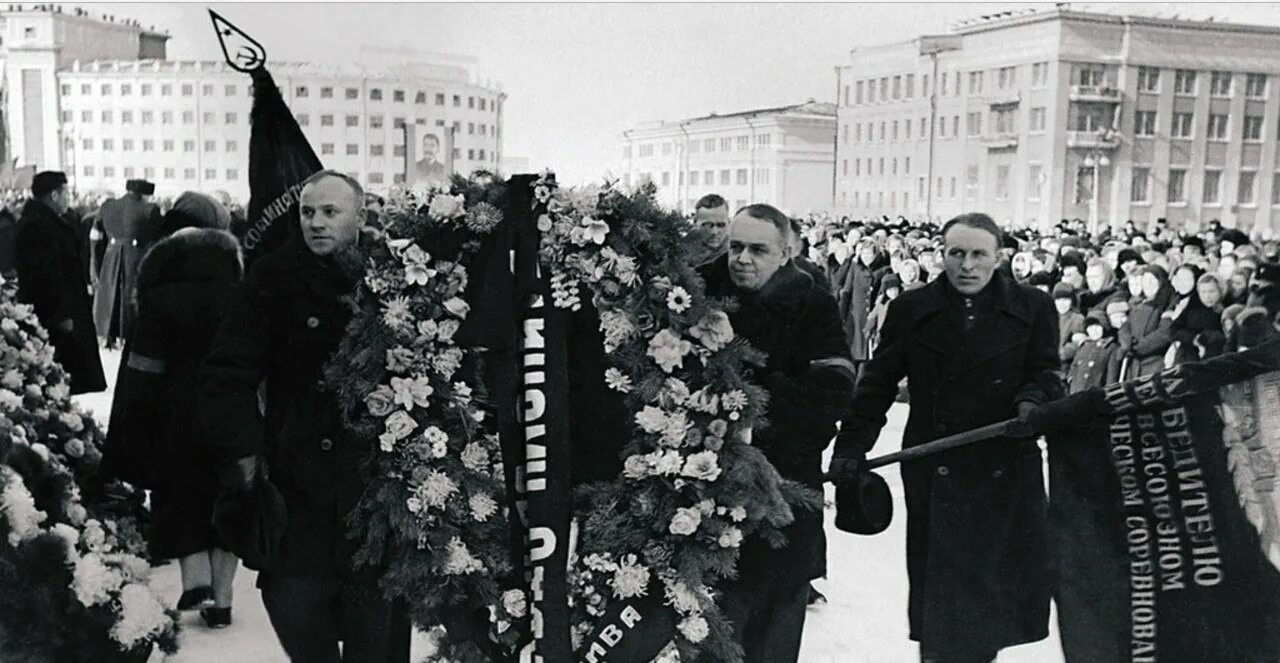 Похороны председателя вс рф. Похороны Сталина 1953. Похороны Брежнева 1982. Смерть Сталина 1953. Брежнев 1982 похороны.