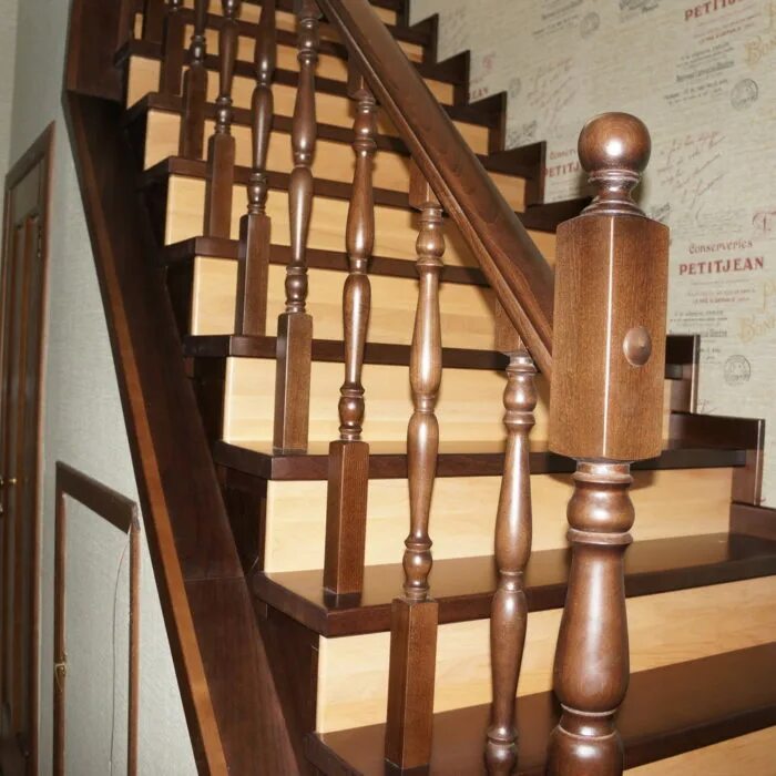 Деревянная лестница. Лестница из дуба. Лестница межэтажная деревянная. Цвета деревянных лестниц. Купить лестницу из дуба