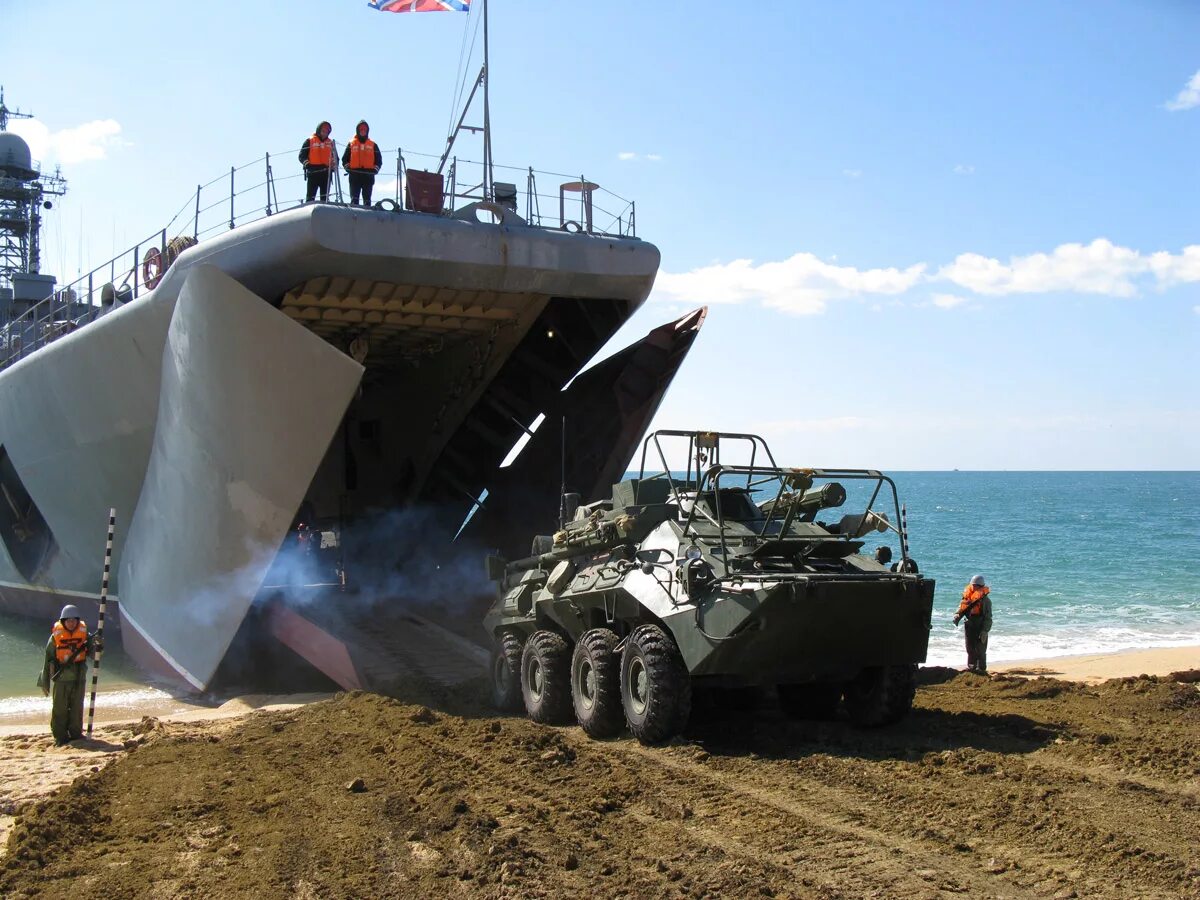 Морской десантный полигон Опук. Опук Крым полигон морская пехота. БДК морской пехоты РФ. Высадка десанта БДК ВМФ России. Высадка на корабль