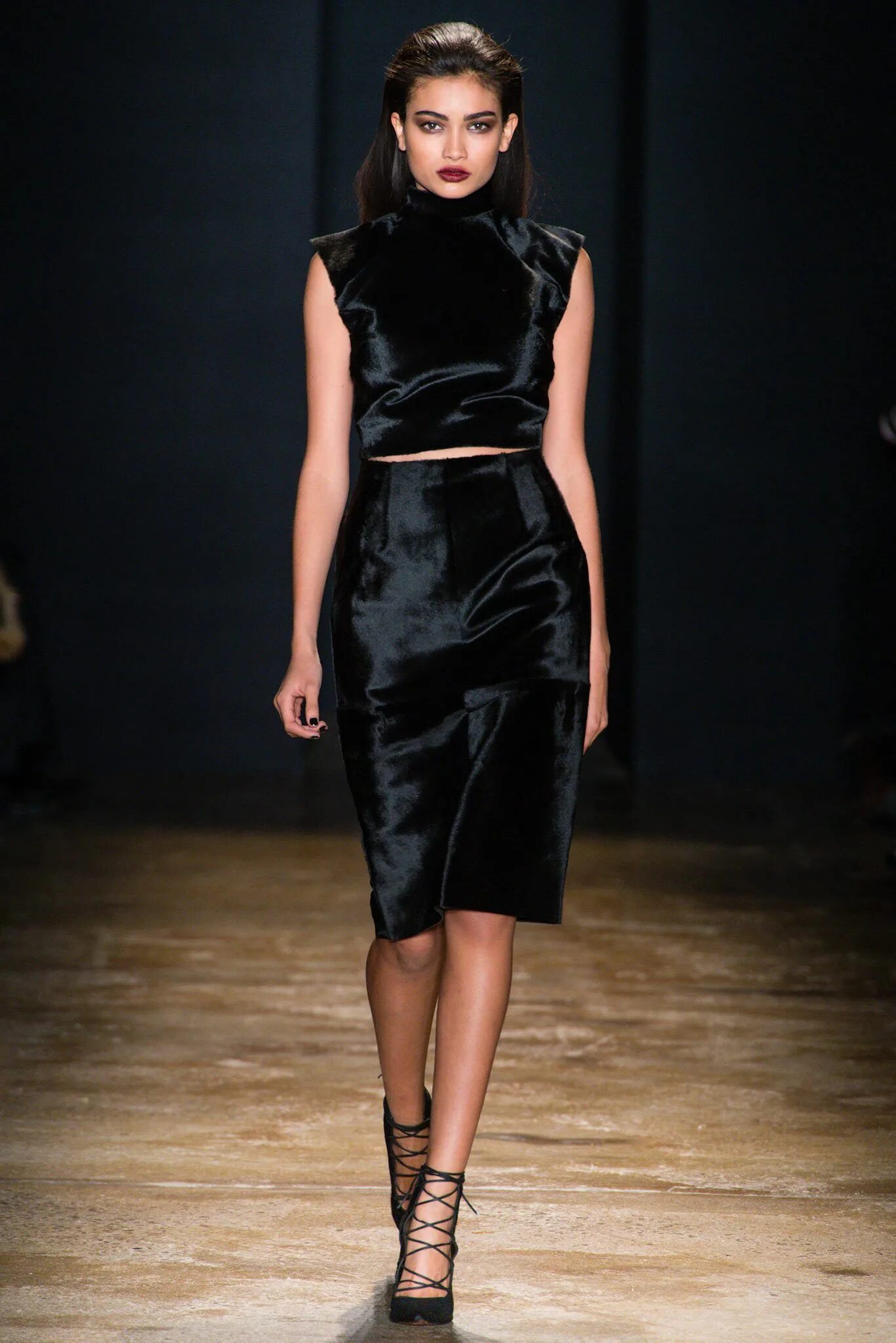 Черный подиум. Cushnie et ochs Fall 2013 ready-to-Wear Fashion show. Черное атласное платье. Бархатное платье с кожаным поясом. Юбка из черного бархата.