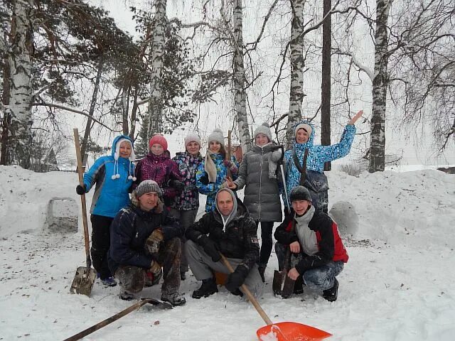 Погода памяти 13 борцов красноярского. Посёлок 13 борцов Красноярский край. Памяти 13 борцов. Парк памяти 13 борцов. Администрация поселка памяти 13 борцов Красноярский край.