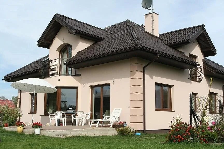 Дом бежевый с коричневым. Фасад с коричневой крышей. Цвета домов. Серый дом с белыми окнами. Коричневая крыша.