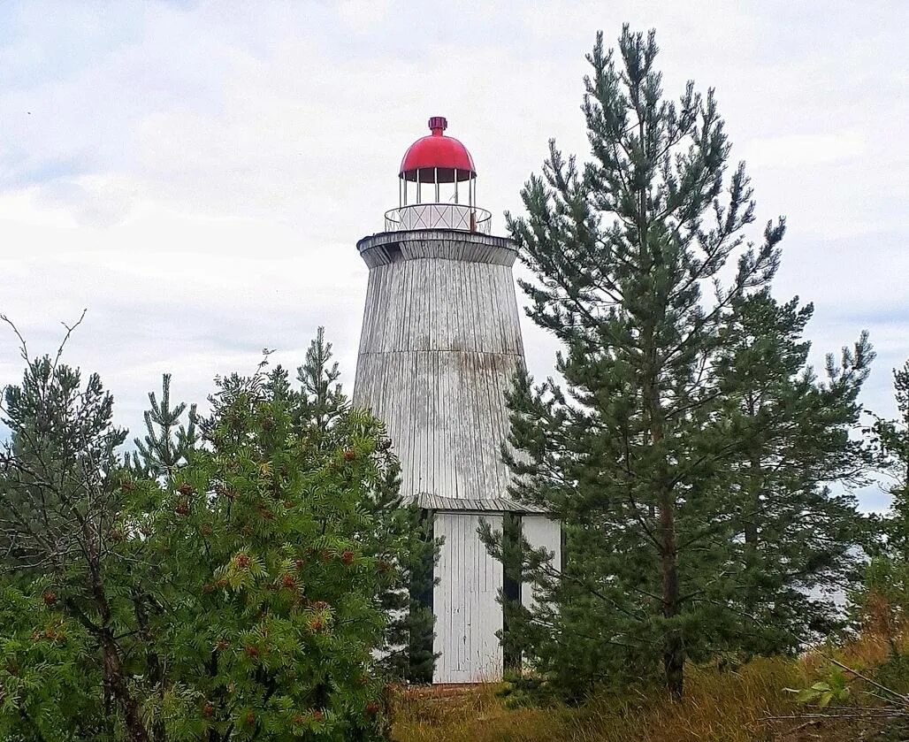 Маяк на кипре. Бугровский маяк старые фотографии. Маяк в поселке заливино. Старый маяк мариуполь. Старая маячка.