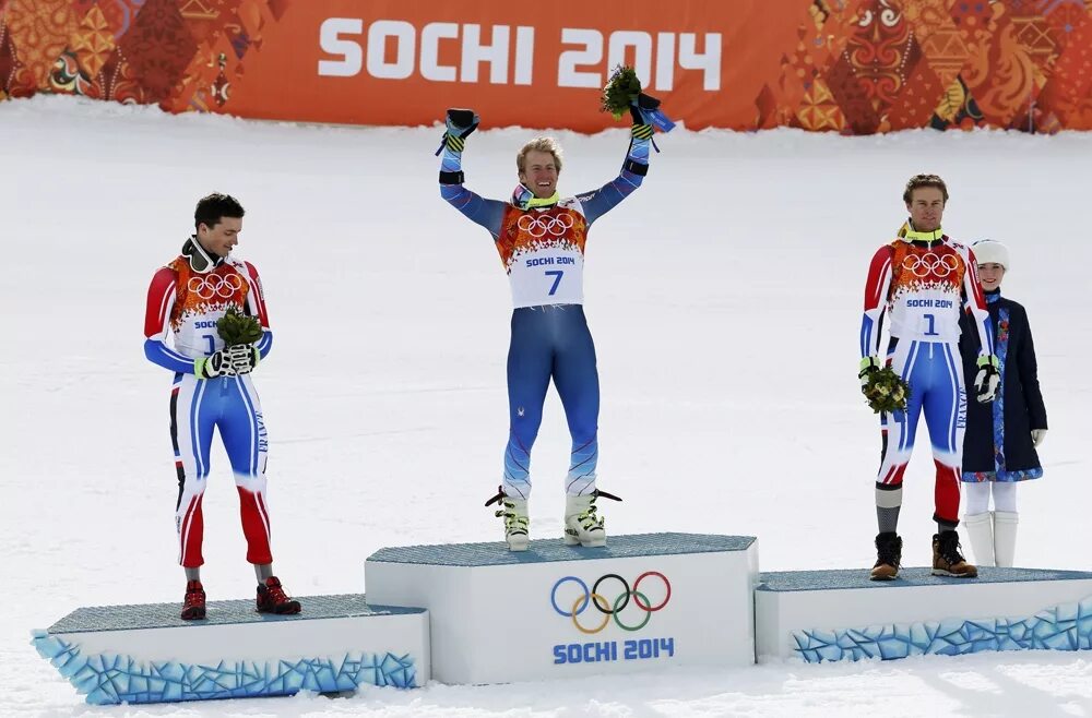 Луна олимпийский книгото. Александр большунов на пьедестале 2022. Александр большунов церемония награждения. Луна олимпийский книгото. Символ 24 олимпийских игр.