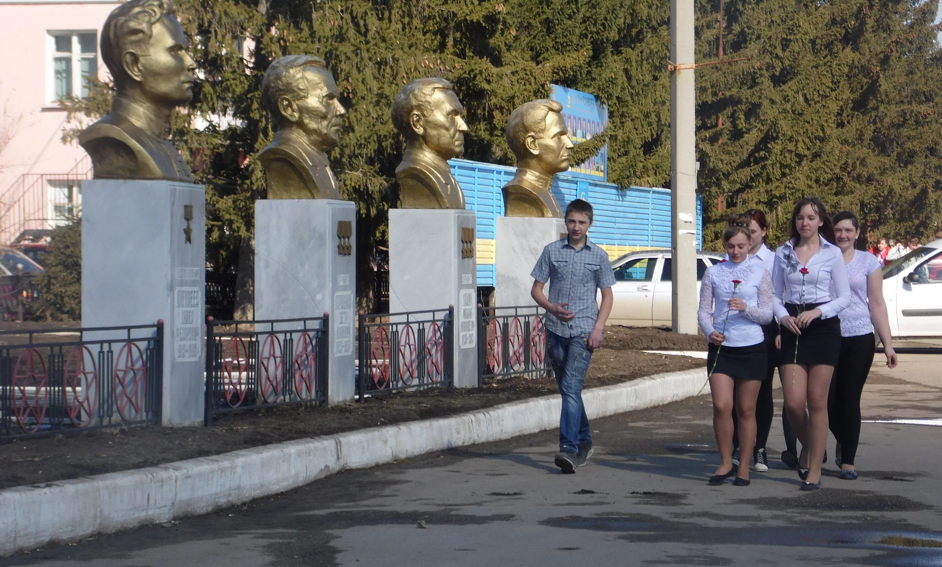 Погода на пласту город пласт. Город пласт Челябинская область. Пласт аллея героев. Памятник трех поколений город пласт. Памятники города пласта Челябинской области.