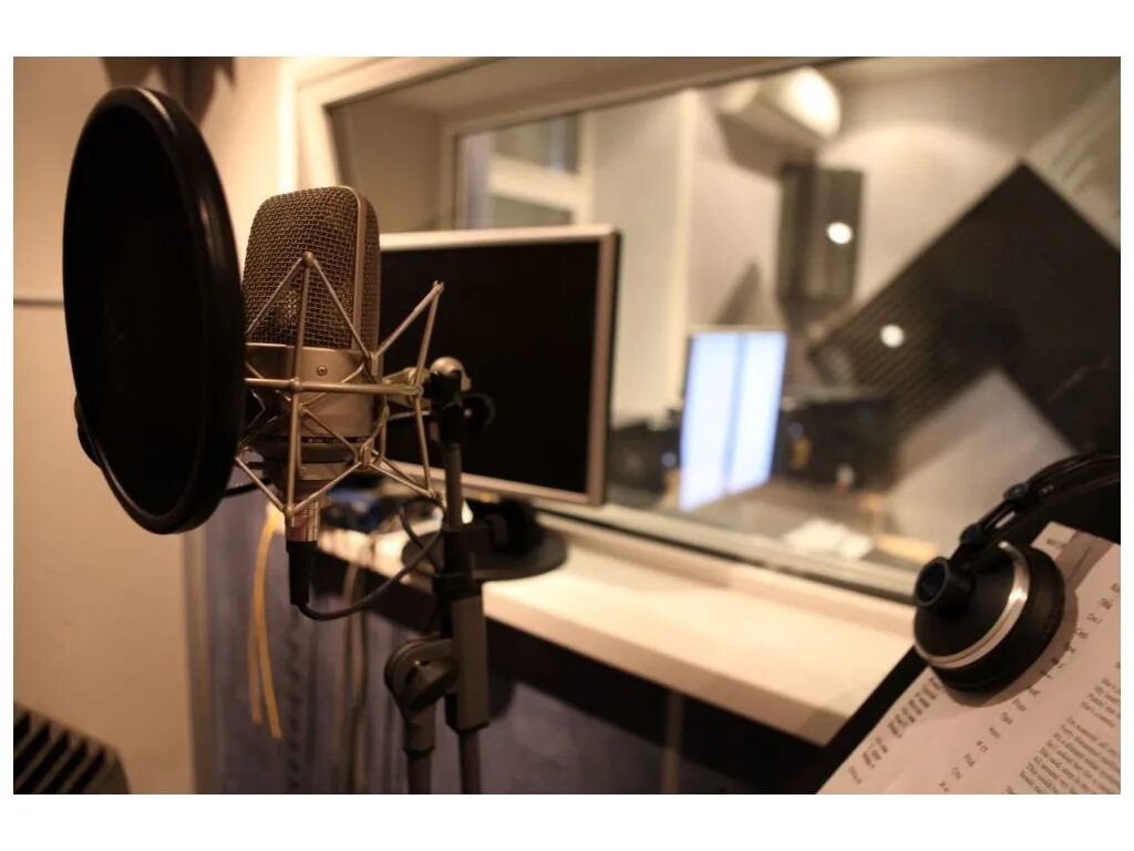 Студия записи вокала. Студия звукозаписи микрофон. Микрофон в студии. Студия записи микрофон. Микрофон для студии звукозаписи профессиональный.