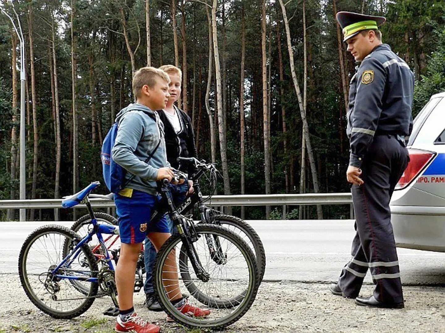 Ведущий велосипед по дороге. Велосипедист на дороге. велосипедист нарушитель. ребенок на велосипеде на дороге. дети велосипедисты на дороге.