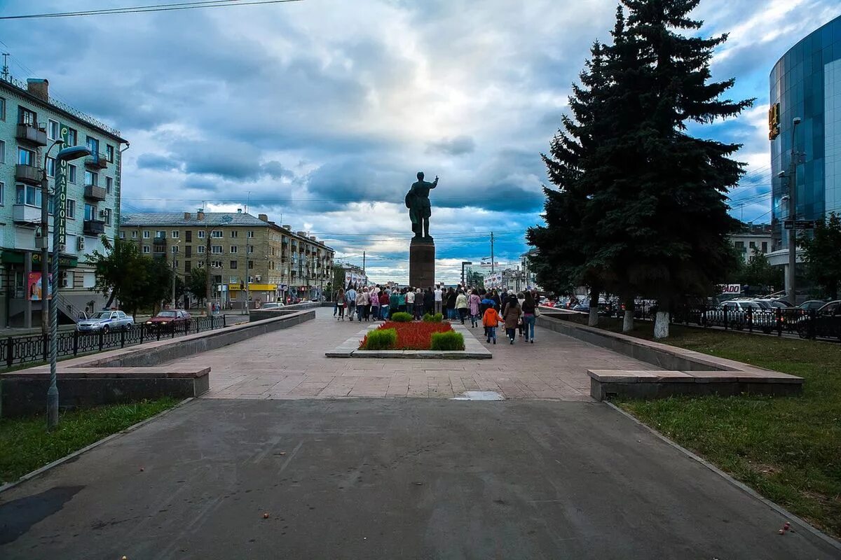 Киров памятник Кирову Октябрьский проспект. Памятник Кирову на Октябрьском проспекте. Город Киров Октябрьский проспект. Памятник у ЦУМА Киров.