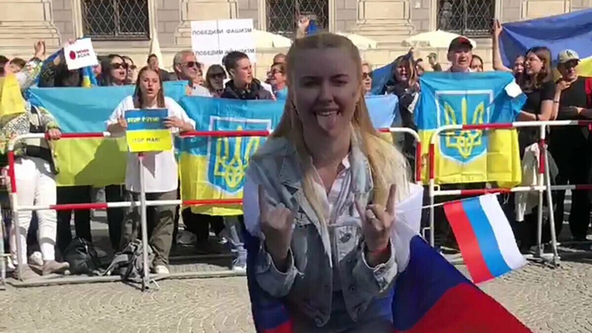 Германию сливают. Девушки России. Девушки Германии. Германия за Россию. Россиянка на фоне митингующих украинцев.