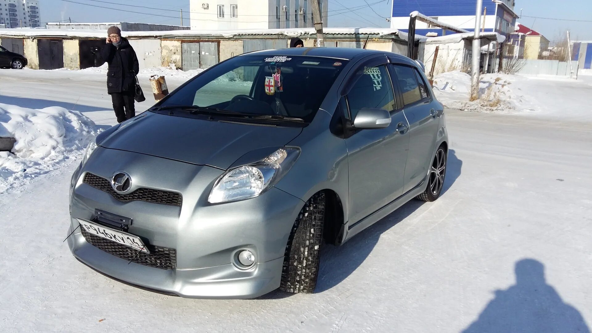 Купить витц в красноярске. Vitz 90. Тойота Витц 2009 серебро. Тойота Витц левый руль автомат. Toyota Vitz 2016 левый руль.