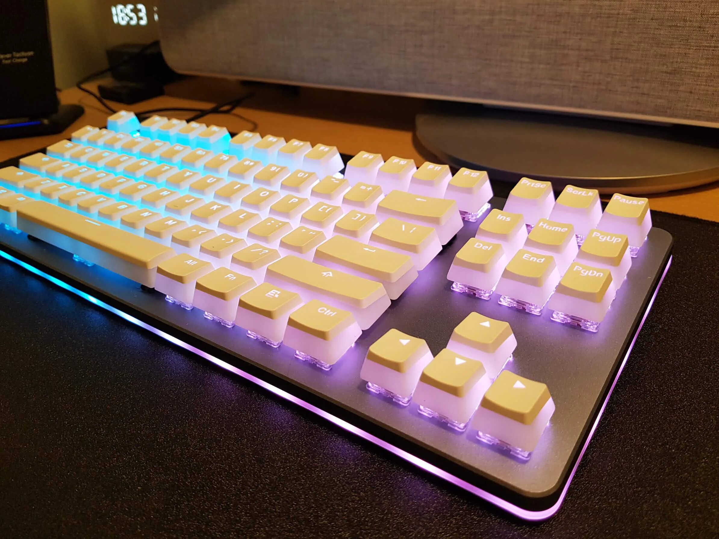 Pudding keycaps. White pudding keycaps. pudding keycaps в темноте. massdrop ctrl mechanical keyboard.