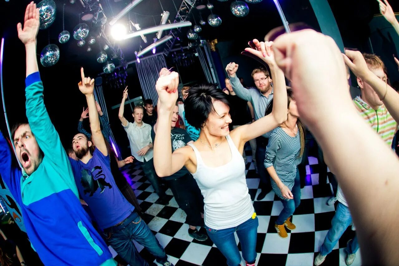 Party time надпись. танцы в клубе. время вечеринки 2. крутая вечеринка. девушка праздник.