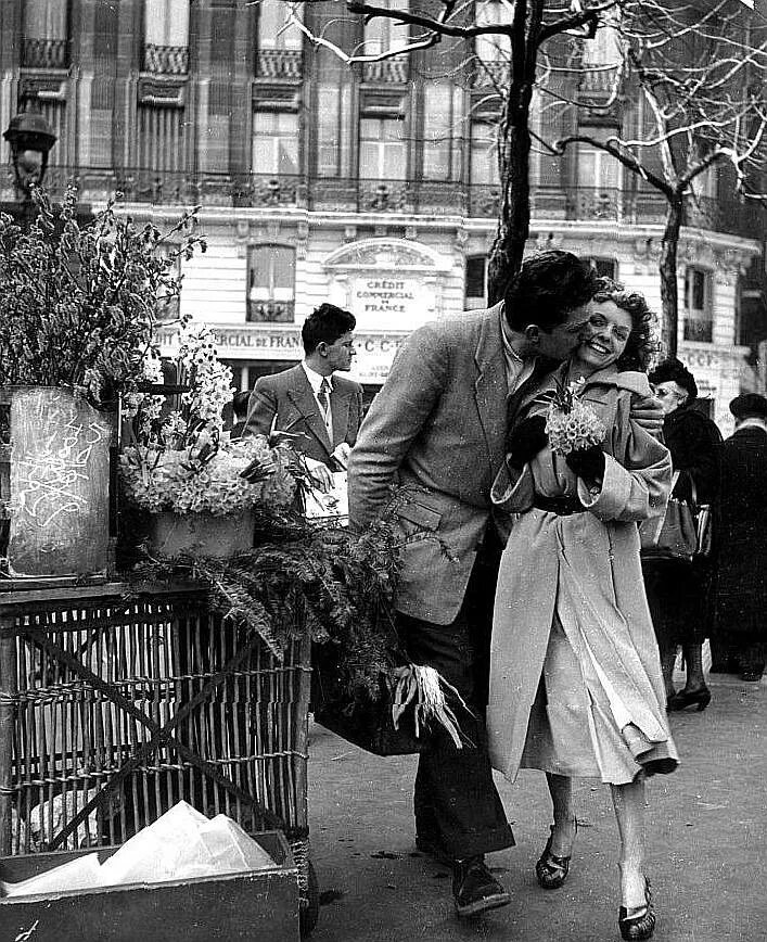 Пар 50 история. Робер Дуано. Robert Doisneau поцелуи. Французский фотограф Робер Дуано. Робер Дуано поцелуй в Париже.