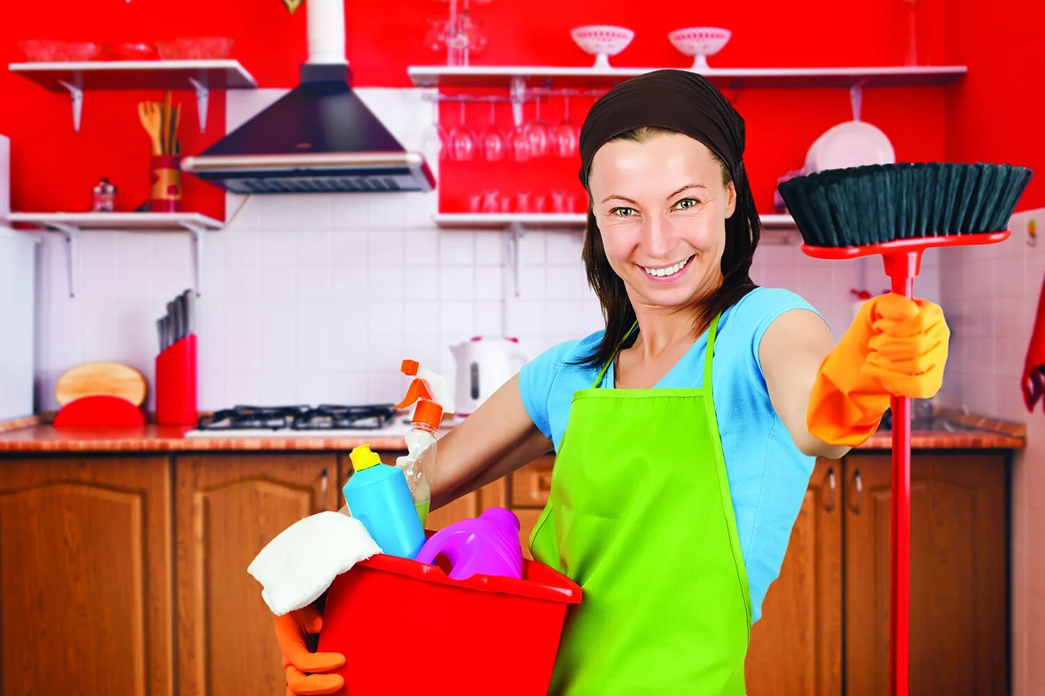 мытье пола. девушка убирается. женщина со шваброй. чистота и порядок в доме. чистота в доме.