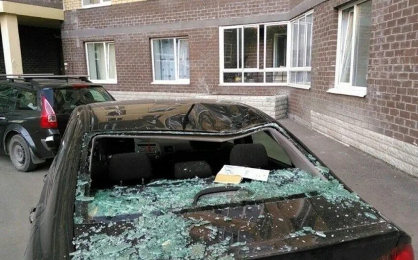 Прогрев автомобиля под окнами жилого дома. Разбили стекло в машине Пермь.