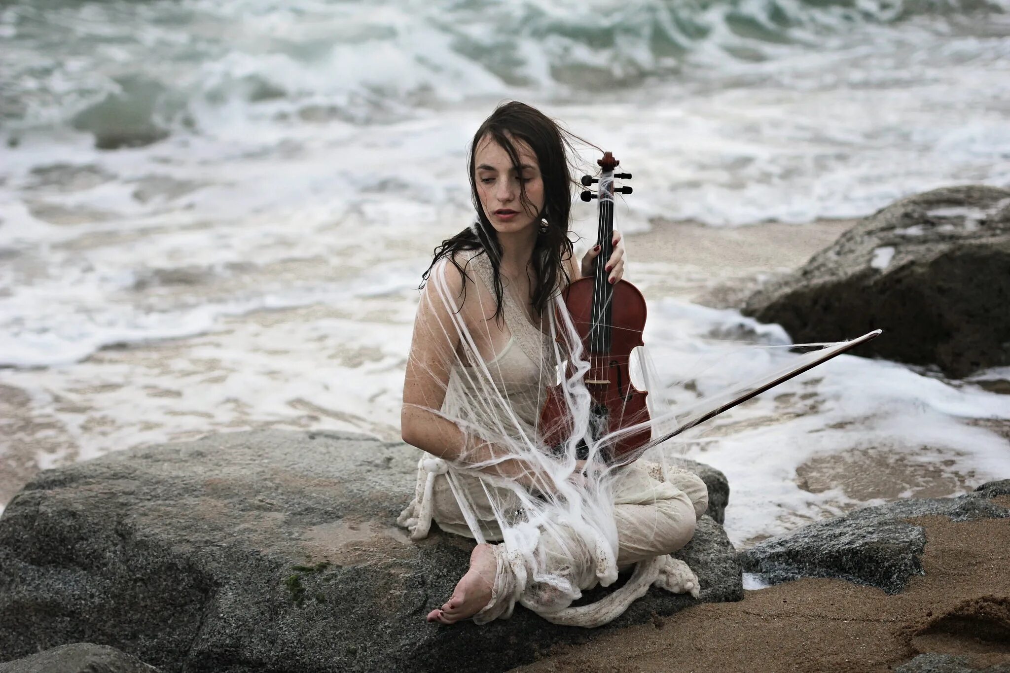 Девушки со скрипкой. Девушка скрипачка. Девушка со скрипкой на берегу моря. Девушка скрипка море.