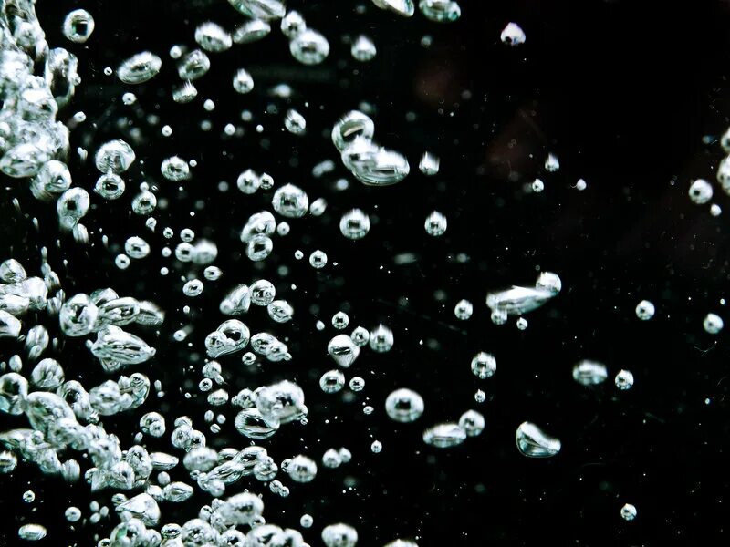 Пузырьки 20. Пузырьки в воде. Пузыри под водой. Веретеновидные пузырьки.