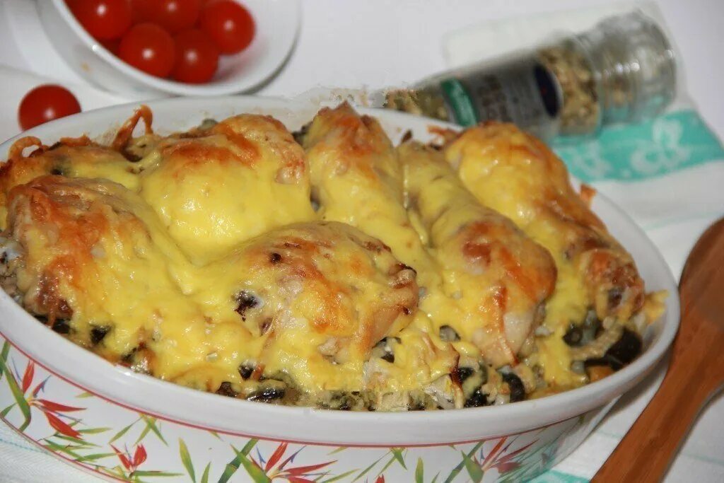 Вкусная картошка с куриной голенью. Куриные ножки с картошкой и грибами в духовке. картошка запеченная с курицей под сыром. куриные голени в сметане с картошкой. куриные ножки запеченные с картофелем.