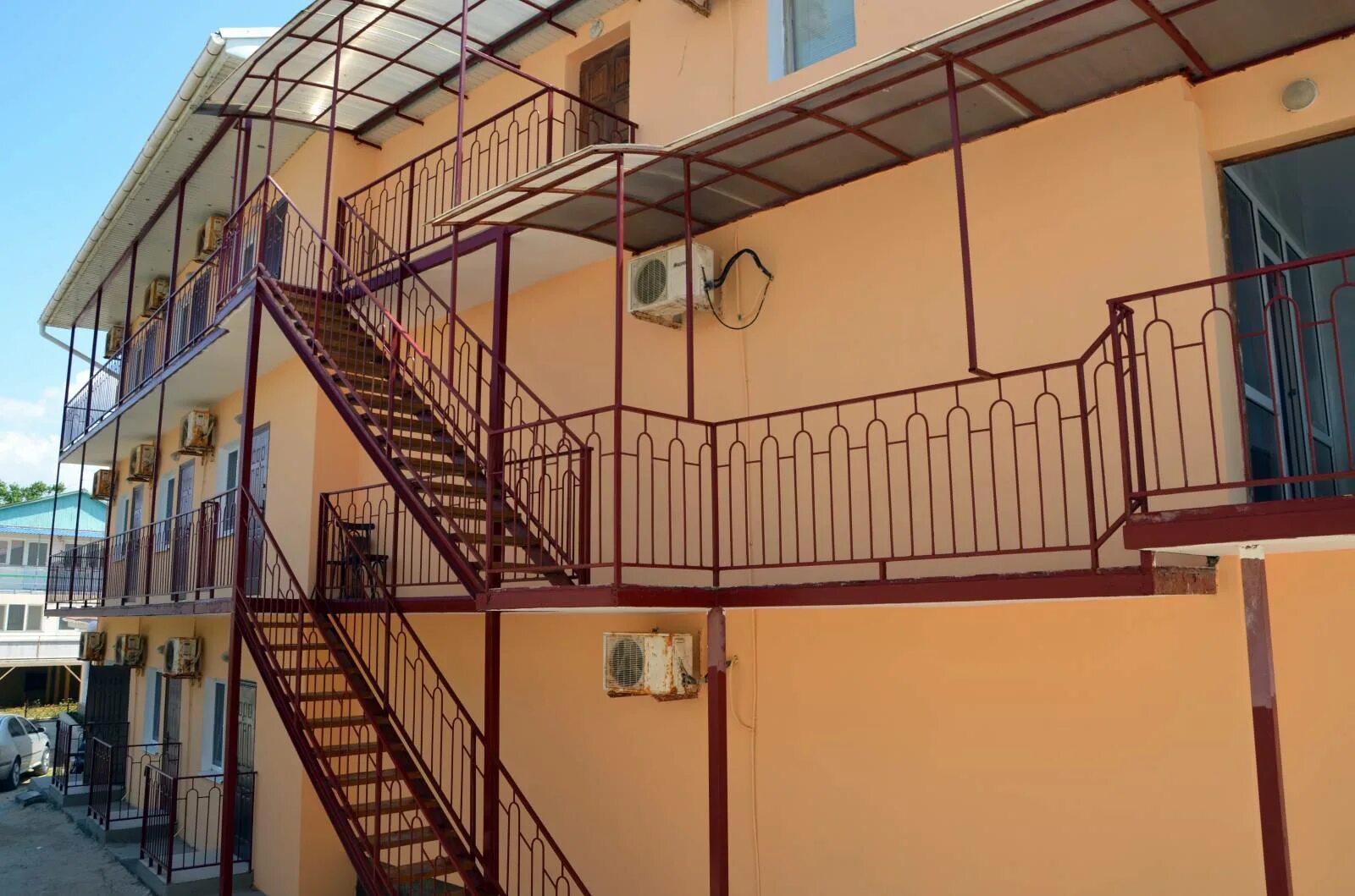 Крым саки база отдыха прибой 2020. Прибой саки морская 4 первая линия. Прибой саки крым жильё морская 4. Симферополь-прибой саки. Саки прибой гостевой дом у моря.